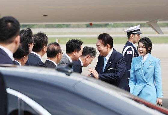 미국 국빈 방문 일정을 마친 윤석열 대통령이 30일 성남 서울공항에서 공군 1호기에서 내리며 영접 나온 국민의힘 김기현 대표와 인사하고 있다.연합뉴스