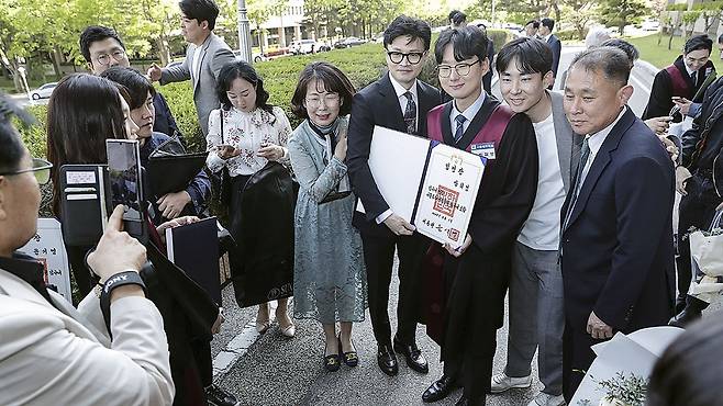 한동훈 법무부 장관과 기념사진 찍는 신규 임용 검사와 가족들. 사진 법무부