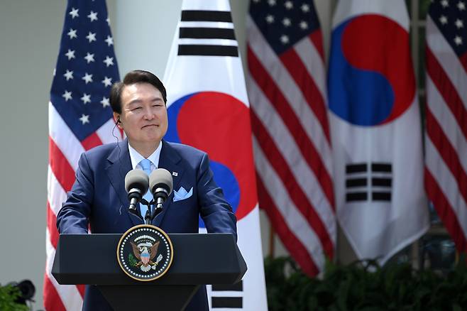 26일(현지시각) 워싱턴DC 백악관 로즈가든에서 윤석열 대통령이 조 바이든 미국 대통령과 공동기자회견을 하고 있다. / 사진 = 연합뉴스