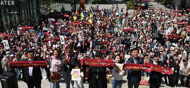 어린이날 101주년·어린이해방선언 100주년 기념 ‘어린이가 행복한 나라’ 행사가 열린 1일 참가자들이 서울 종로구 방정환 생가터에서 출발해 광화문 광장을 거쳐 세종문화회관 중앙계단 앞까지 걷는 거리 행진과 함께 춤을 추고 있다. 2023.5.1[이충우기자]