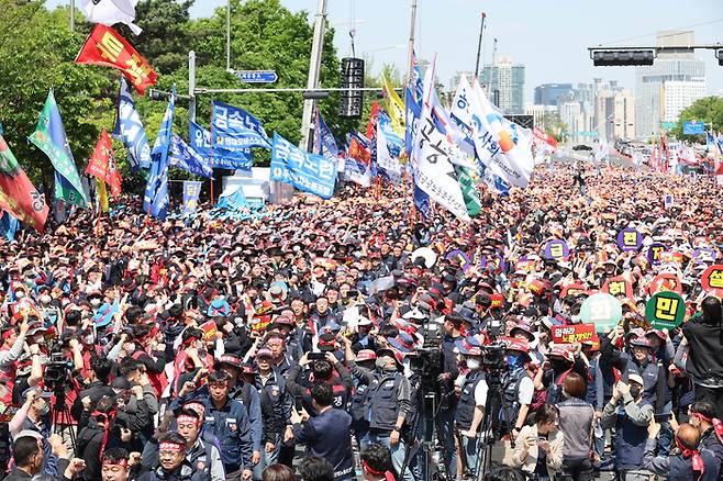 한국노총이 1일 서울 영등포구 여의대로에서 ‘2023 노동절 전국노동자대회’를 하고 있다. 2023.5.1[이충우기자]