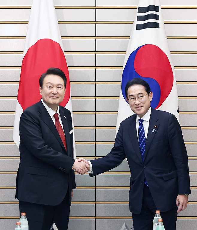 윤석열 대통령과 기시다 후미오 일본 총리가 지난달 16일 일본 도쿄 총리 관저에서 열린 한일 확대 정상회담에 앞서 기념촬영을 하며 악수하고 있다. <도쿄 이승환 기자>