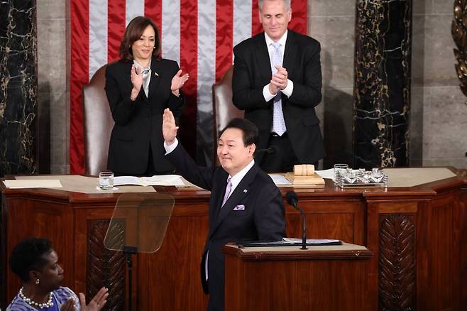 [워싱턴=뉴시스] 홍효식 기자 = 윤석열 대통령이 27일(현지시간) 워싱턴DC 미 국회의사당에서 상·하원 합동회의 연설을 마친 뒤 인사하고 있다. 2023.04.28.