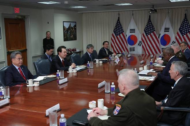 [워싱턴=뉴시스] 전신 기자 = 미국을 국빈 방문 중인 윤석열 대통령이 27일(현지시간) 워싱턴DC 미 국방부(펜타곤)에서 로이드 오스틴 국방장관 등 미군 수뇌부의 보고를 받고 있다. (공동취재) 2023.04.28.