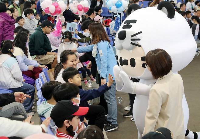 서울놀이마당에서 열린 ‘하!하!호!호! 송파키움센터 가족운동회’에서 송파구 캐릭터인 호호가 관중석을 돌며 참여한 어린이들과 함께 환호하고 있다. [송파구 제공]