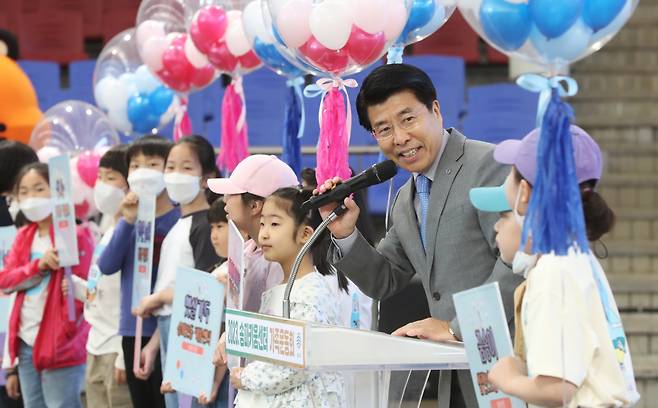 서강석 송파구청장이 1일 오전 서울놀이마당에서 열린 ‘하!하!호!호! 송파키움센터 가족운동회’에서 인사말을 하고 있다. [송파구 제공]