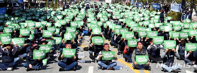 [광주=뉴시스] 변재훈 기자 = 민주노총 전국건설노동조합 광주전남본부 조합원들이 세계노동절 133주년인 1일 오전 광주 서구 치평동 광주시청 앞에서 열린 '건설노조 탄압 중단 전국동시다발 결의대회'에 참석해 구호를 외치고 있다. 2023.05.01. wisdom21@newsis.com