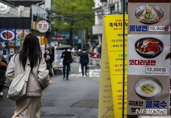 [서울=뉴시스] 정병혁 기자 = 6일 서울시내 식당가에 음식 가격표가 게시되어 있다. 물가상승률이 3개월 연속 하락하면서 상승 폭이 둔화한 가운데도 외식 물가는 고공행진을 이어갔다. 통계청 국가통계포털(KOSIS)에 따르면 지난 3월 전국의 외식 물가 지수는 116.38(2020=100)로 전년 동월 대비 7.4% 증가했다. 서민 음식의 대표인 짜장면의 올해 평균 가격은 6361원으로 5년 전(5011원)과 비교해 26.9%가 올랐다. 10년 전(4345원)과 비교하면 가격이 1.5배 가까이 올랐다. 2023.04.06. jhope@newsis.com