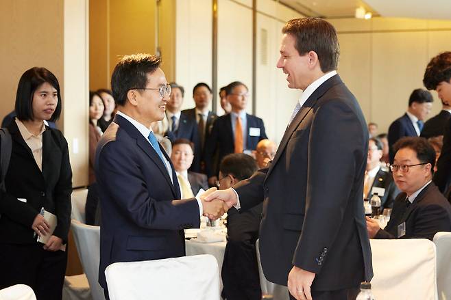 서울 포시즌스호텔에서 김동연 경기도지사가 론 디샌티스 미국 플로리다주지사와 만나 악수를 하는 모습. 연합뉴스