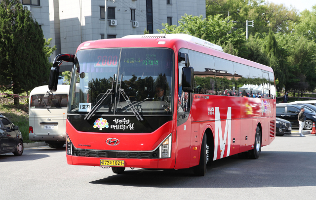 ▲충남도가 수도권까지 출퇴근자 및 통학생들이 2000원에 이용할 수 있는 충남형 M버스 개통식을 순천향대학교에서 개최했다. 순천향대학교에서 평택 지제역을 운행할 충남형 M버스   ⓒ충남도