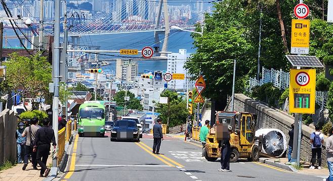 지난달 28일 오전 부산 영도구 한 초등학교 등굣길에 1.5t짜리 원통형 화물이 굴러와 어린이 1명이 숨지고 어린이와 어른 등 3명이 다치는 사고가 발생한 현장 모습. 부산=연합뉴스