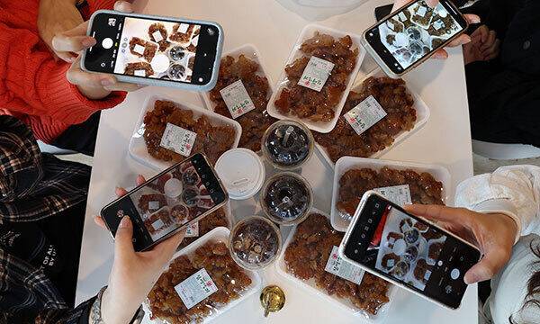 약과를 사기 위해 오픈 런을 마다하지 않는 MZ세대는 티케팅하듯 어렵게 약과를 사고, 먹는 과정 자체를 즐기며 SNS에 공유한다. 포천=남정탁 기자