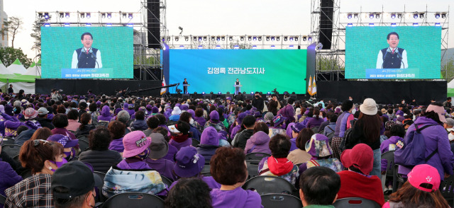 김영록 전라남도지사가 지난달 27일 순천오천그린광장에서 ‘아름다운 동행, 웅비하는 영호남’을 주제로 열린 2023 영호남 상생협력 화합대축전에서 인사말을 하고 있다. 사진 제공=전라남도