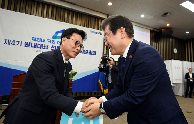 더불어민주당 박광온 신임 원내대표가 지난달 28일 오전 서울 여의도 국회에서 열린 원내대표 선출을 위한 의원총회에서 이재명 대표로 부터 축하를 받고 있다. 권욱 기자