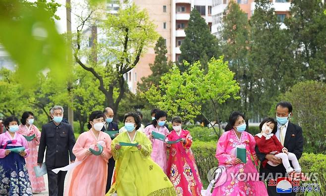 '북한 뉴타운' 화성지구 주택 입주 시작…"사회주의 번화가" (평양 조선중앙통신=연합뉴스) 대규모 신규 주택이 들어선 북한 평양 화성지구 입주가 시작됐다.
    조선중앙통신은 지난 21일부터 이삿짐을 실은 차량 행렬이 화성지구로 줄지어 들어섰다고 22일 보도했다. 2023.4.22 
    [국내에서만 사용가능. 재배포 금지. For Use Only in the Republic of Korea. No Redistribution] 
 nkphoto@yna.co.kr