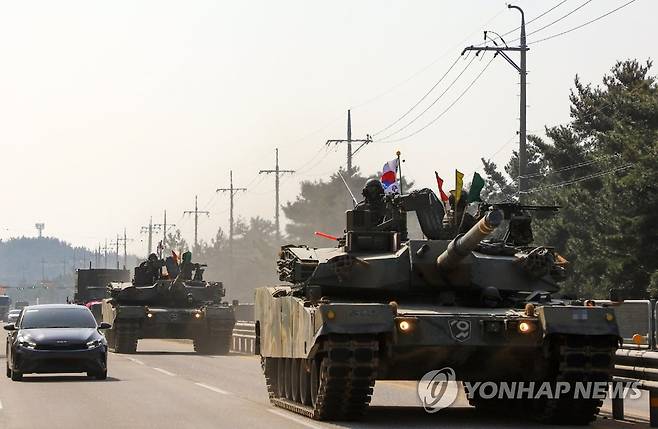 육군 8군단 합동 기동훈련 (강원 고성=연합뉴스) 22일 속초와 고성 등 영동지역 일대에서 진행된 육군 8군단 합동 기동훈련에 참가한 궤도장비들이 도로를 따라 기동하고 있다.
    2023.3.22
    [육군 8군단 제공.재판매 및 DB 금지] momo@yna.co.kr