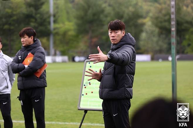 훈련을 지도하는 김은중 U-20 대표팀 감독 [대한축구협회 제공. 재판매 및 DB 금지]