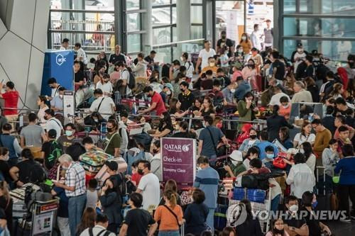 올해 1월 니노이 아키노 국제공항에서 항공편 지연·취소로 불편을 겪고 있는 승객 [AFP=연합뉴스. 재판매 및 DB 금지]