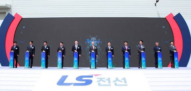 2일 강원도 동해시 LS전선 ‘HVDC 해저케이블 공장 준공식’에서 구자은 LS그룹 회장(왼쪽 여섯번째), 명노현 ㈜LS 대표(왼쪽 일곱번째), 구본규 LS전선 대표(왼쪽 다섯번째) 등이 기념 세리머니를 하고 있다.(사진=LS전선)