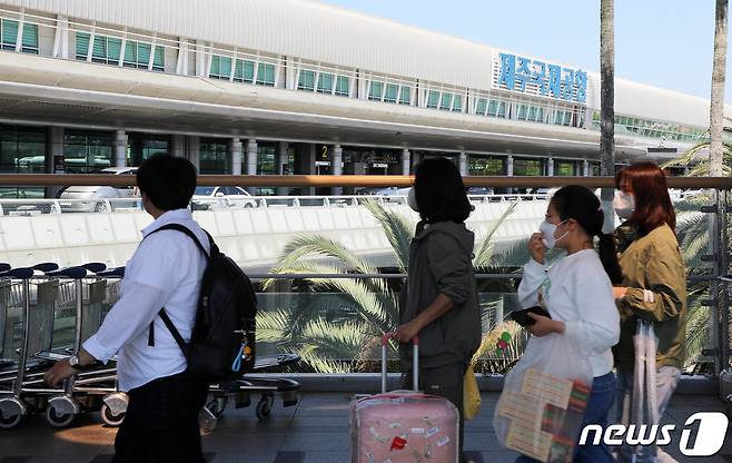 근로자의 날 연휴 마지막 날인 1일 오후 관광객들이 제주국제공항 3층 출발장으로 향하고 있다.2023.5.1/뉴스1 ⓒ News1 오미란 기자