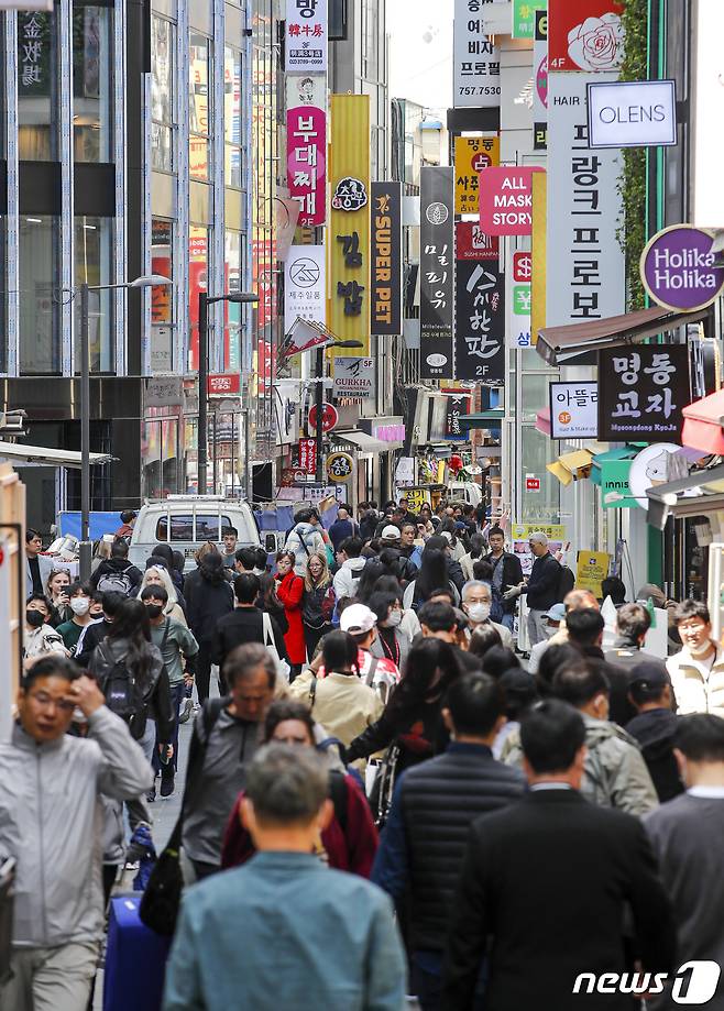 지난 4월 소비자들의 향후 1년간 물가 전망을 나타내는 기대인플레이션율이 2개월 연속 하락했다. 소비자들의 경제 상황에 대한 심리를 나타내는 소비자심리지수(CCSI)는 2개월 연속 상승했다.   2023.4.26/뉴스1 ⓒ News1 김도우 기자