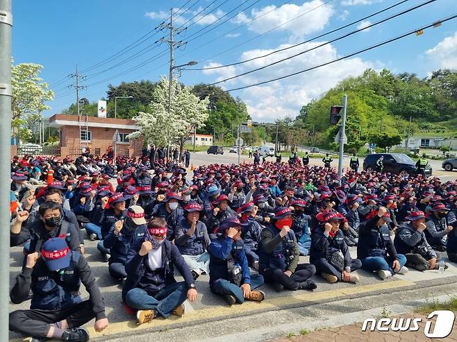 1일 영장실질심사를 앞두고 분신을 시도한 민주노총 건설노조 강원건설지부 간부가 위독한 가운데 강원건설지부 조합원들이 이날 춘천지법 강릉지원 앞에서 집회를 열고 검찰과 법원의 노조 탄압을 규탄하는 집회를 열고 있다.2023.5.1/뉴스1 ⓒ News1 윤왕근 기자