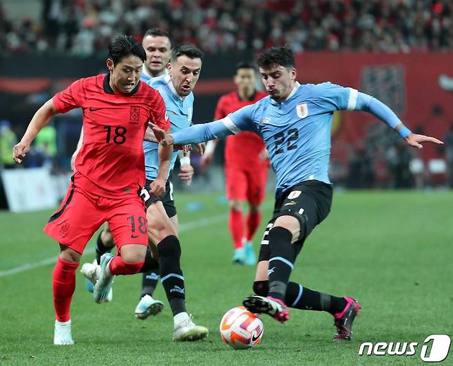 대한민국 축구 국가대표팀 이강인이 28일 오후 서울 마포구 서울월드컵경기장에서 열린 축구 국가대표 평가전 대한민국과 우루과이의 경기에서 상대 선수와 몸싸움을 벌이고 있다. 2023.3.28/뉴스1 ⓒ News1 민경석 기자