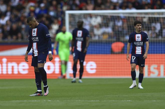 킬리앙 음바페(왼쪽)를 비롯해 PSG 선수들이 지난 1일(이하 한국시간) 로리앙과 치른 2022~2023시즌 프랑스 리그1 33라운드 경기에서 1-3 완패한 뒤 고개를 숙이고 있다. 파리 | AP연합뉴스