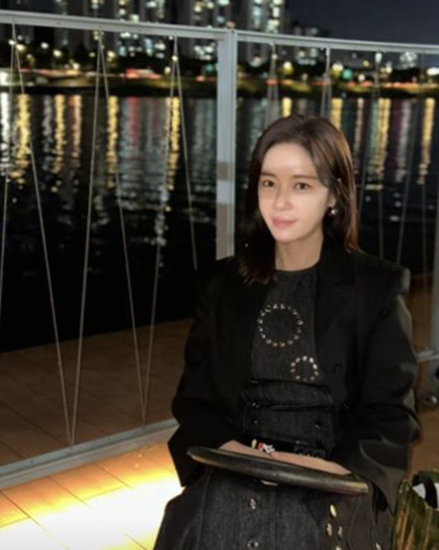 Hwang Jung-eum showed off her dazzling beauty as an actress.On the 2nd, Hwang Jung-eum smiled softly behind the beautiful Han River.Hwang Jung-eum was impressed with its self-luminous beauty, which is not buried in beautiful light.Meanwhile, Hwang Jung-eum married professional golfer Lee Young-don in 2016 and has two sons. Hwang Jung-eum will appear on SBSs new drama Escape of the Seven, which will be broadcast in September.