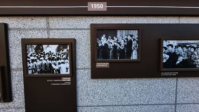 광주광역시 '정율성로'에 전시돼 있는 정율성 연보. 1950년대 부분에서 '해방~6.25 전쟁' 기간 북한 체류 시의 행적은 생략돼 있다. 정율성은 이 시기에 북한 군가(軍歌)를 짓고 전쟁에 참여했다./조선일보DB