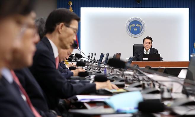 윤석열 대통령이 2일 오전 서울 용산 대통령실 청사에서 열린 국무회의에서 발언하고 있다. /연합뉴스