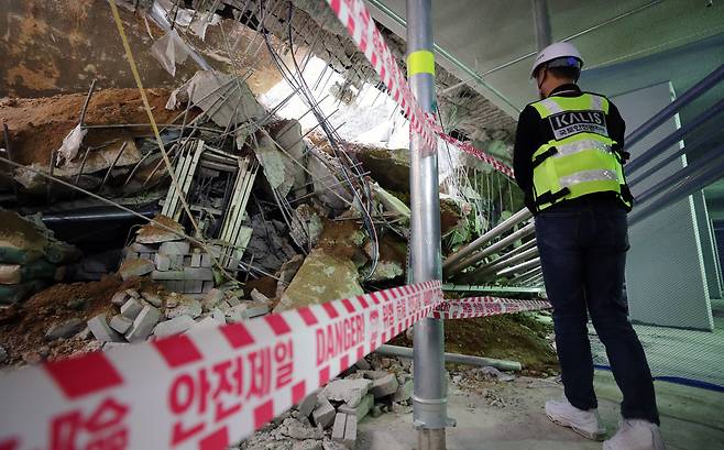 2일 오후 인천시 서구 검단신도시에서 발생한 붕괴사고 현장에서 국토교통부 사고조사관이 현장 점검을 하고 있다. 지난달 29일 이곳 지하주차장 1∼2층의 지붕 구조물이 무너지는 사고가 발생했다./연합뉴스