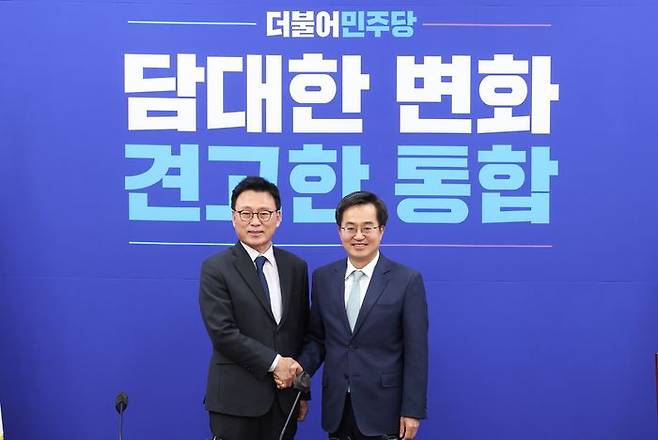 김동연 경기도지사가 박광온 더불어 민주당 원내대표를 만나 인사를 나누고 있다ⓒ