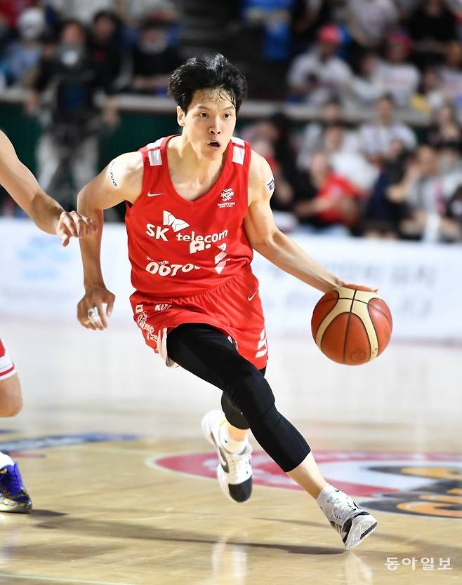 프로농구(KBL) SK의 가드 김선형이 1일 열린 KGC와의 2022~2023시즌 챔피언결정 4차전에서 돌파를 시도하고 있다. KBL 제공