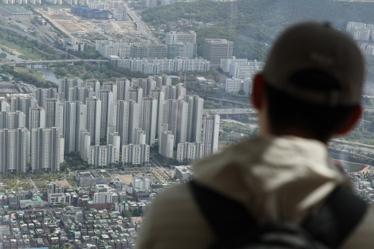 4월 23일 서울 송파구 롯데월드타워 전망대 서울스카이에서 바라본 서울 시내 아파트. <연합뉴스>