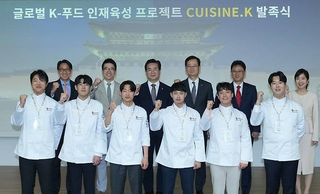 2일 서울 필동 CJ인재원에서 열린 Cuisine. K 발족식에서 CJ제일제당 주요 경영진, 농림축산식품부 장관 및 관계자, 국가대표조리팀 대표 선수들이 함께 기념사진을 촬영하고 있다. (왼쪽 위쪽부터) CJ제일제당 박민석 식품부문 대표, 이선호 식품성장추진실장, 농식품부 정황근 장관, CJ제일제당 최은석 대표이사, 농식품부 양주필 식품산업정책관, 문지인 식품외식산업과장.