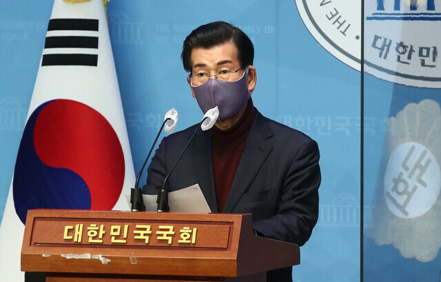 ‘굿바이 이재명’의 저자 장영하 변호사가 2022년 1월18일 오후 서울 여의도 국회 소통관에서 더불어민주당 이재명 대선 후보의 욕설 파일 관련 기자회견을 하고 있다. 공동취재사진