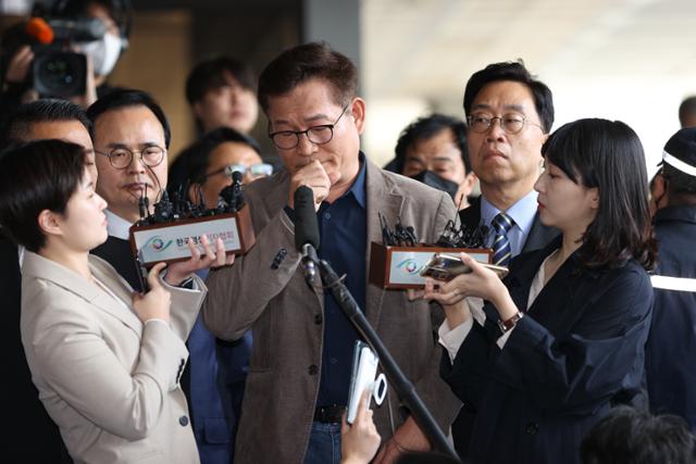 송영길 전 더불어민주당 대표가 2일 오전 서초구 서울중앙지방검찰청 앞에서 기자회견을 열고 발언하고 있다. 송 전 대표는 '2021년 전당대회 돈 봉투 의혹'과 관련해 아직 조사가 어렵다는 검찰 측 입장에도 불구하고 이날 자진 출두했다 출입이 거절되자 돌아갔다. 연합뉴스