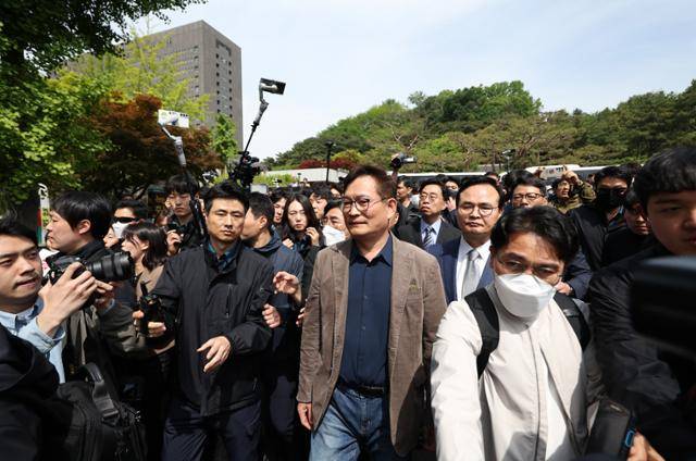 더불어민주당 전당대회 돈 봉투 의혹과 관련해 금품 살포의 공범으로 지목된 송영길 전 대표가 2일 오전 서초구 서울중앙지검에서 돌아나오고 있다. 연합뉴스