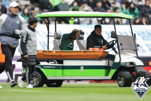 카트에 실려 나가는 송민규의 모습.(사진=프로축구연맹)