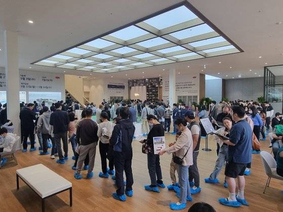 경기도 용인시 ‘e편한세상 용인역 플랫폼시티’ 견본주택 내부 모습. 견본주택 문을 연 뒤 사흘간 3만명이 방문했다. [사진 DL이앤씨]