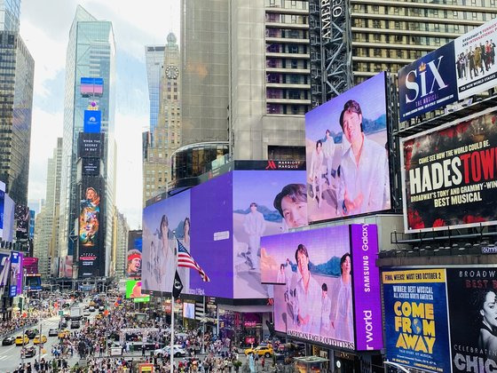 지난해 8월 10일(현지시간) 미국 뉴욕시 타임스스퀘어에서 처음 공개된 삼성전자와 방탄소년단(BTS)의 '갤럭시Z 플립4 X BTS' 협업 영상. 연합뉴스