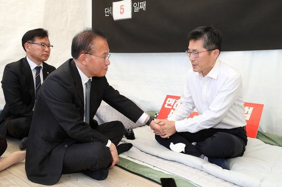 윤재옥 국민의힘 원내대표가 1일 오후 서울 용산구 대한의사협회(의협) 회관 앞에 마련된 단식농성장을 방문해 간호법 제정에 반대하며 5일째 단식 중인 이필수 의협 회장을 만나 대화를 나누고 있다. 뉴스1