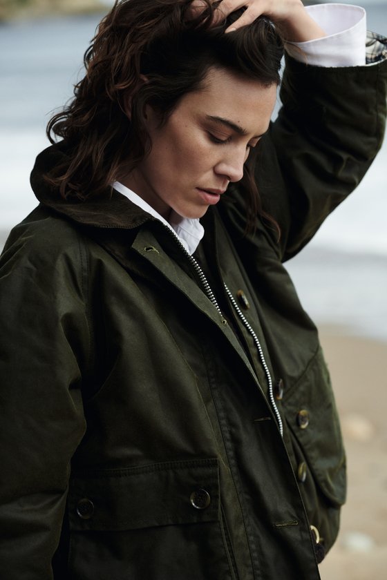 블레어 왁스 재킷을 입은 알렉사 청. 이번 컬렉션에서 "가장 마음에 드는 옷"이라고 했다. 사진 바버