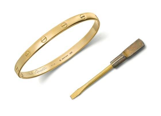 1969년 알도 치풀로가 디자인하고 까르띠에가 제작한 최초의 LOVE 브레이슬릿. 안쪽에 알도 치풀로의 시그니처가 각인돼 있다. 사진 까르띠에(Nils Herrmann, Collection Cartier)