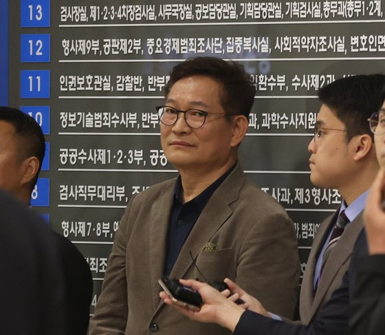 송영길 전 더불어민주당 대표가 2일 오전 서초구 서울중앙지방검찰청에서 굳은 표정으로 서 있다. 송 전 대표는 '2021년 전당대회 돈 봉투 의혹'과 관련해 조사가 어렵다는 검찰 입장에도 불구하고 자진출두를 강행했다 출입이 거절되자 돌아갔다. 연합뉴스