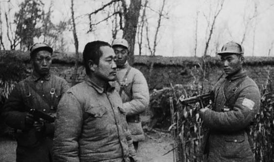 장제스의 명령으로 동북을 뒤로한 두위밍은 화이하이 전역(淮海戰役)에서 대패했다. 부관과 함께 산간 지역 전전하다 포로로 전락했다. [사진 김명호]