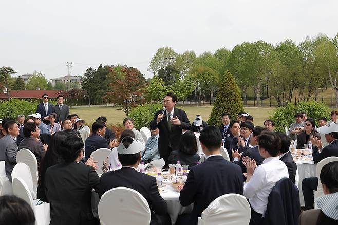 윤석열 대통령이 2일 서울 용산 대통령실 청사 앞 야외 정원인 ‘파인그라스’에서 출입 기자단과 오찬 간담회를 하고 있다. 대통령실 제공