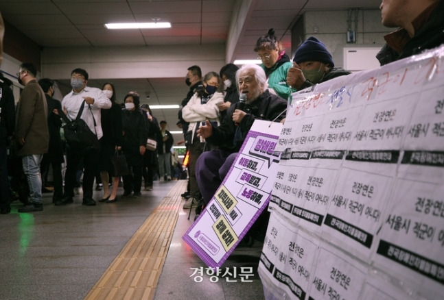 박경석 전국장애인차별철폐연대 대표가 지난 3월 서울 중구 시청역 1호선 승강장에서 장애인권리예산 등을 촉구하는 기자회견에서 발언을 하고 있다. |권도현 기자