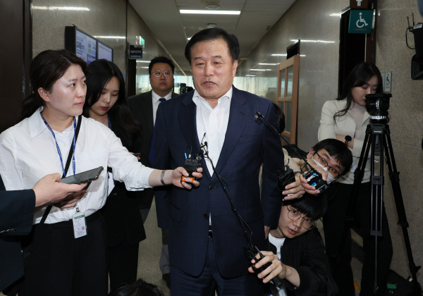 이진복 대통령실 정무수석이 2일 오후 국회에서 더불어민주당 박광온 원내대표를 예방한 뒤 나서며 취재진의 질문에 답하고 있다. 2023.5.2 연합뉴스